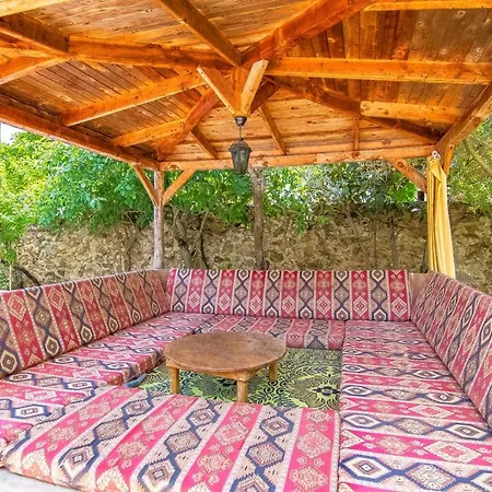 Villa Merkezi Konumda Oezel Havuzlu Tas