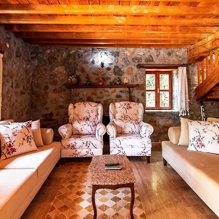 Merkezi Konumda Oezel Havuzlu Tas Villa Kinali (Aegean)