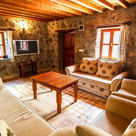Villa Merkezi Konumda Oezel Havuzlu Tas