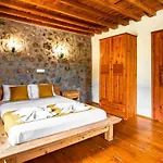 Villa Merkezi Konumda Oezel Havuzlu Tas *