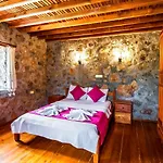 Merkezi Konumda Oezel Havuzlu Tas Villa *