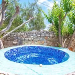 Merkezi Konumda Oezel Havuzlu Tas Kinali (Aegean)