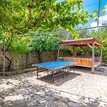 Villa Merkezi Konumda Oezel Havuzlu Tas