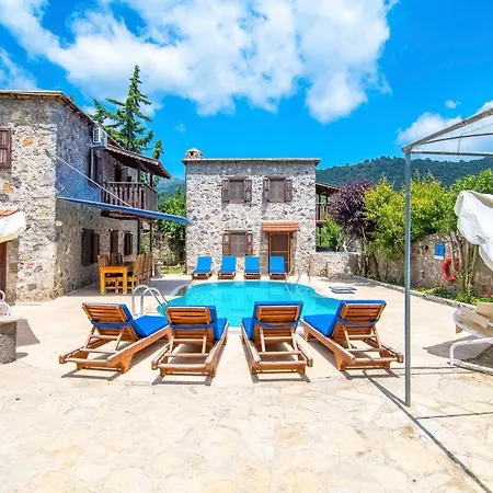 Merkezi Konumda Oezel Havuzlu Tas