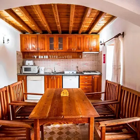 Villa Merkezi Konumda Oezel Havuzlu Tas *
