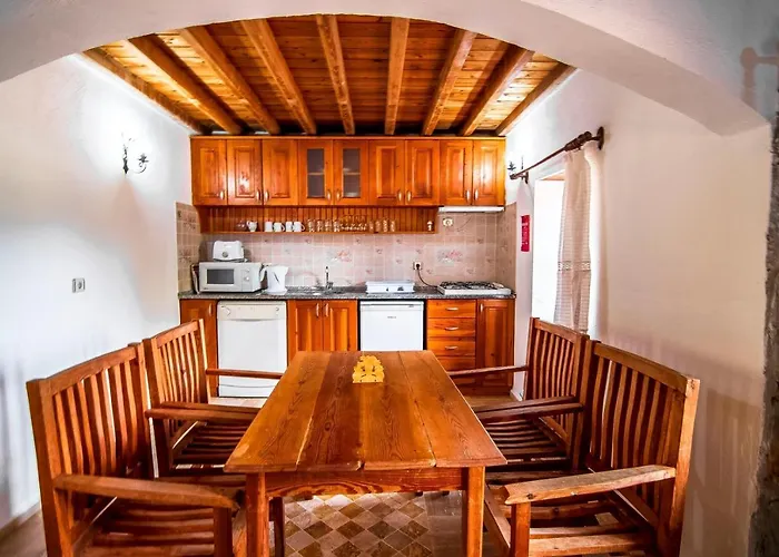 Villa Merkezi Konumda Oezel Havuzlu Tas *