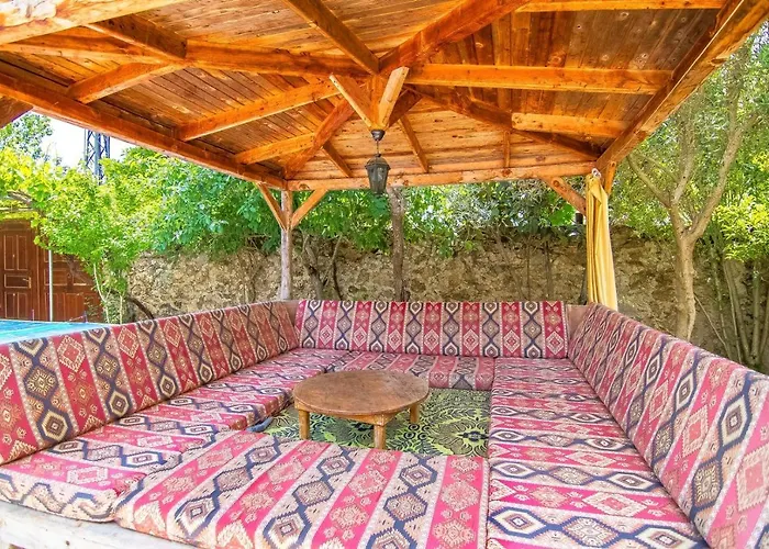 Villa Merkezi Konumda Oezel Havuzlu Tas