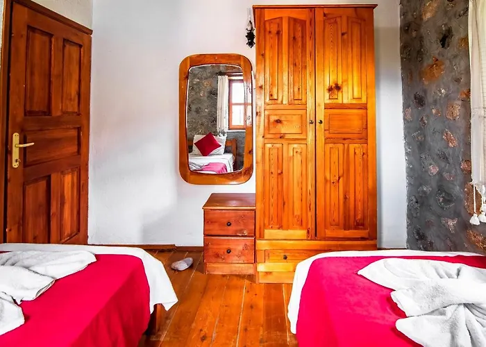 Merkezi Konumda Oezel Havuzlu Tas Villa Kinali (Aegean)