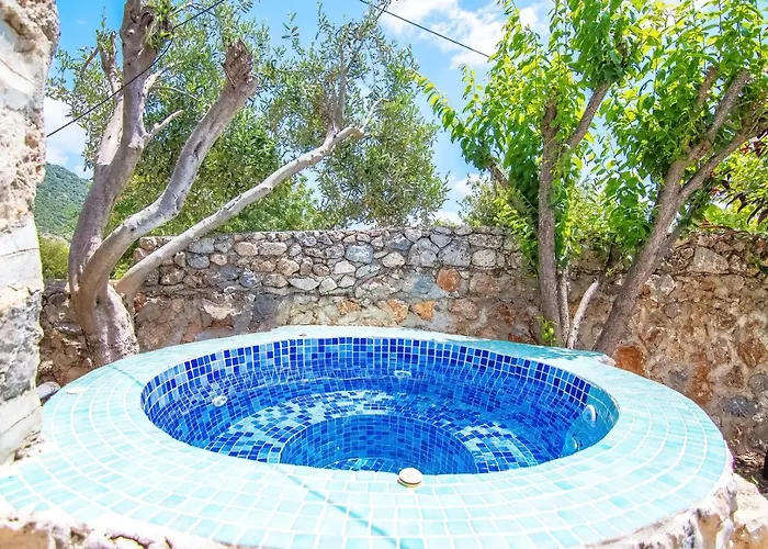 Merkezi Konumda Oezel Havuzlu Tas Kinali (Aegean)