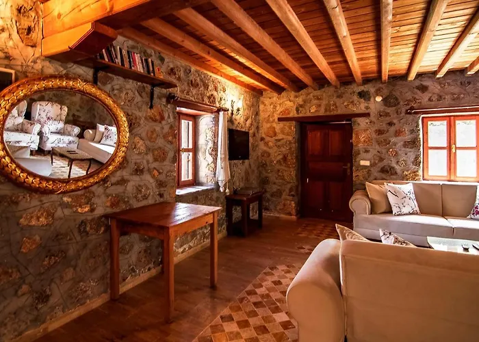 Merkezi Konumda Oezel Havuzlu Tas Villa Kinali (Aegean)